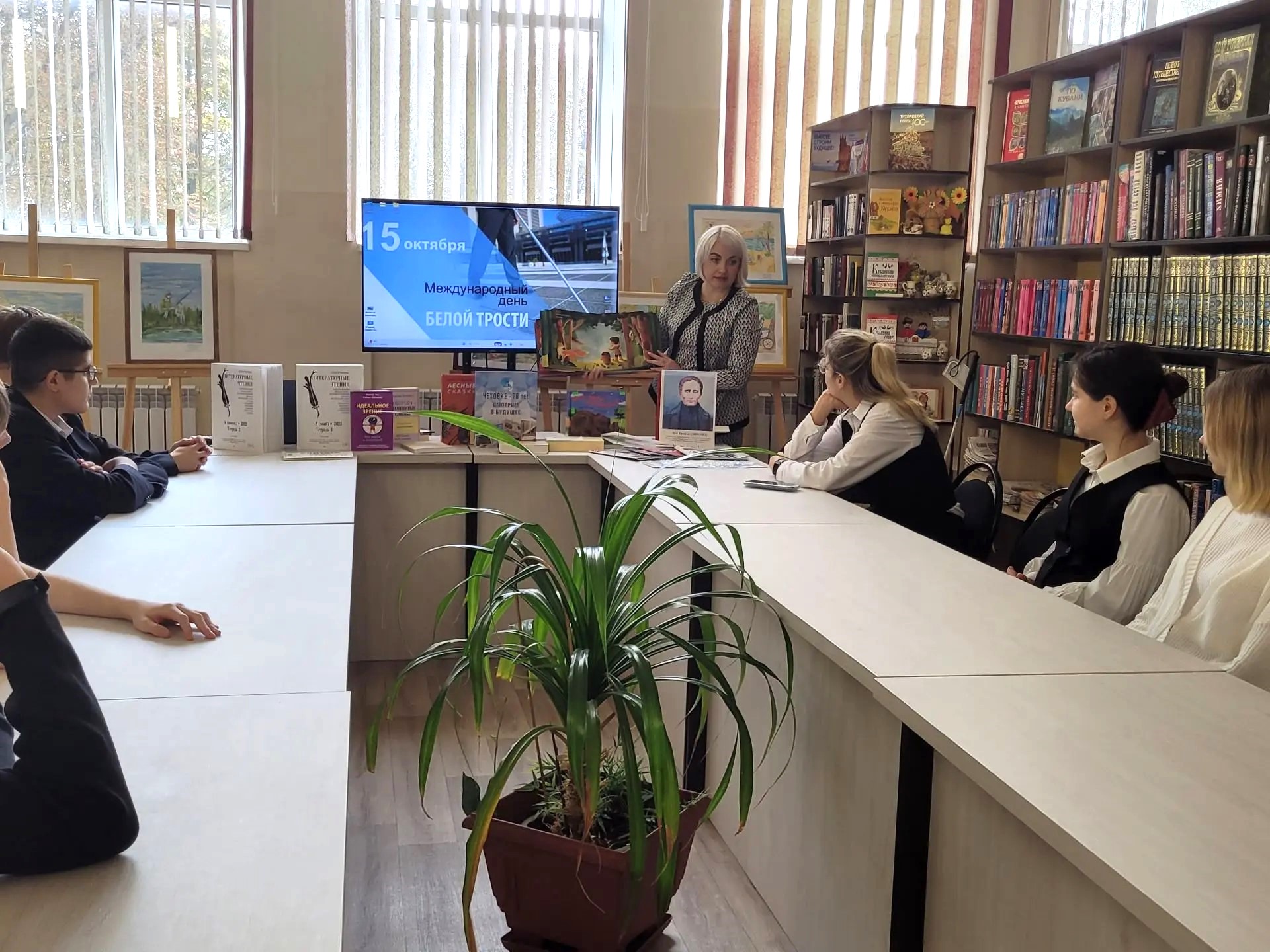 В филиале Тихорецкий провели урок милосердия «Мир на кончиках пальцев»