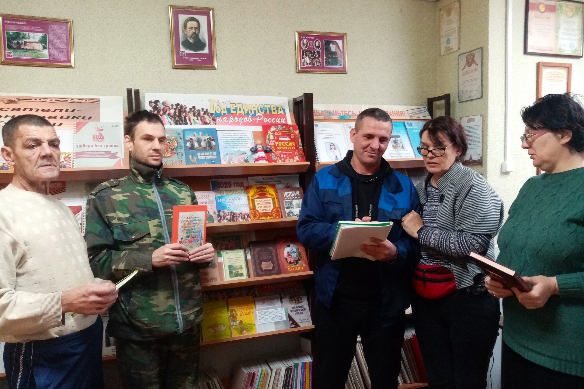 «Год единства народов России»: в филиале Ейский прошёл обзор книжной выставки