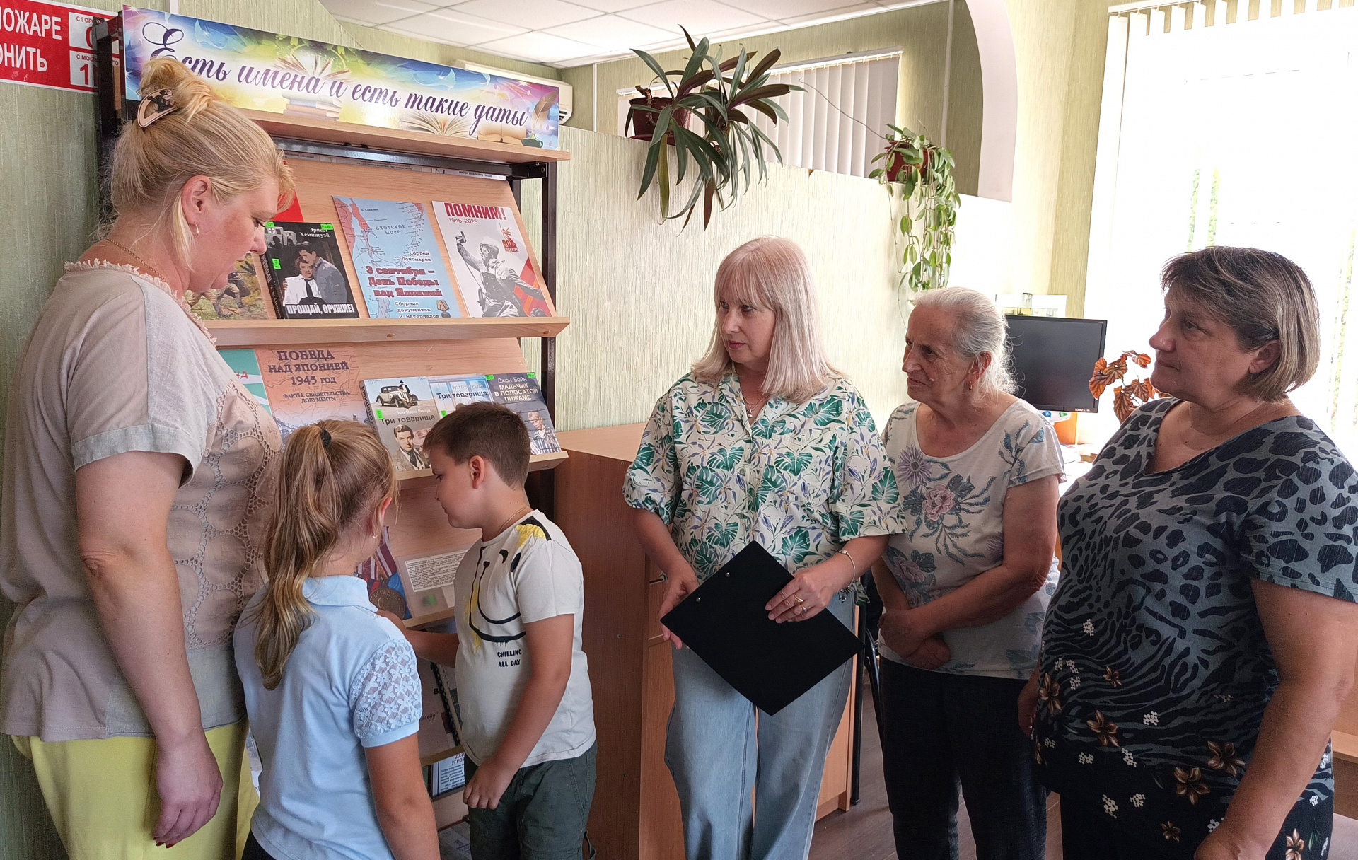 В филиале Крымский прошел обзор книжно-иллюстративной выставки «Мир, завоёванный мужеством. Последние залпы Второй мировой»