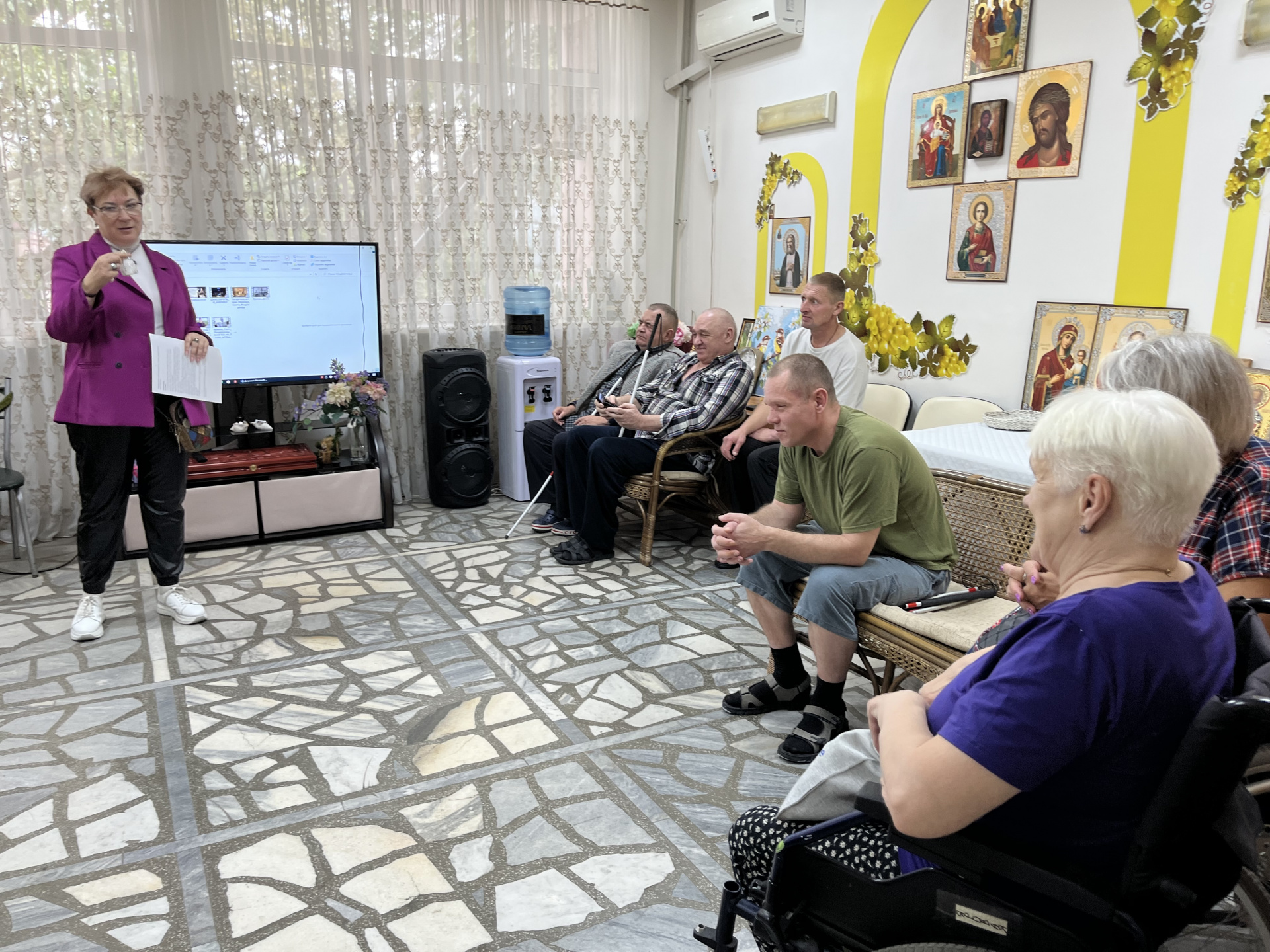 Постояльцы Новороссийского дома-интерната посетили тематический час «Секреты здорового питания»