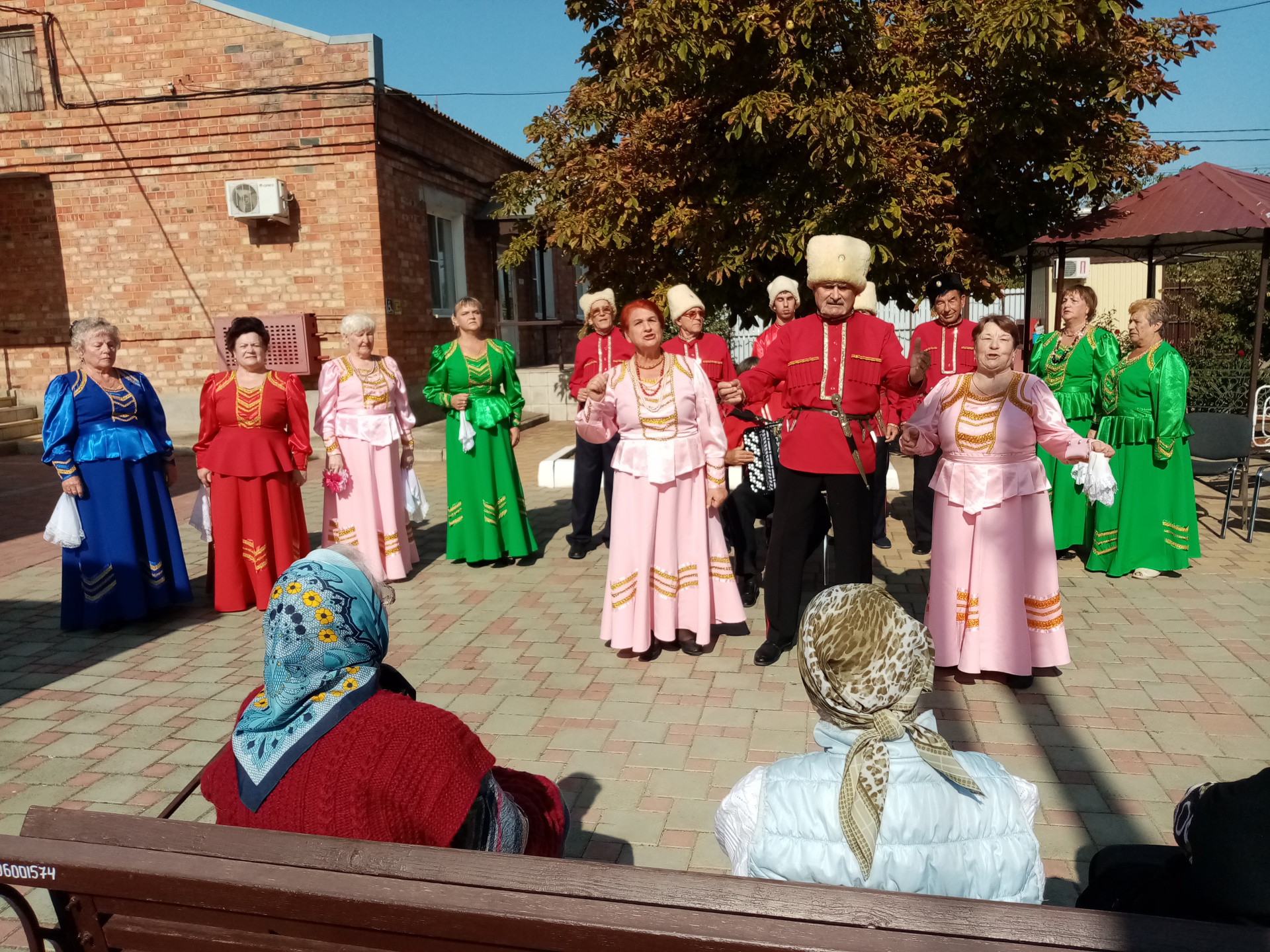 Ейский филиал провел выездную литературно-музыкальную гостиную  «Мудрой осени счастливые мгновенья»