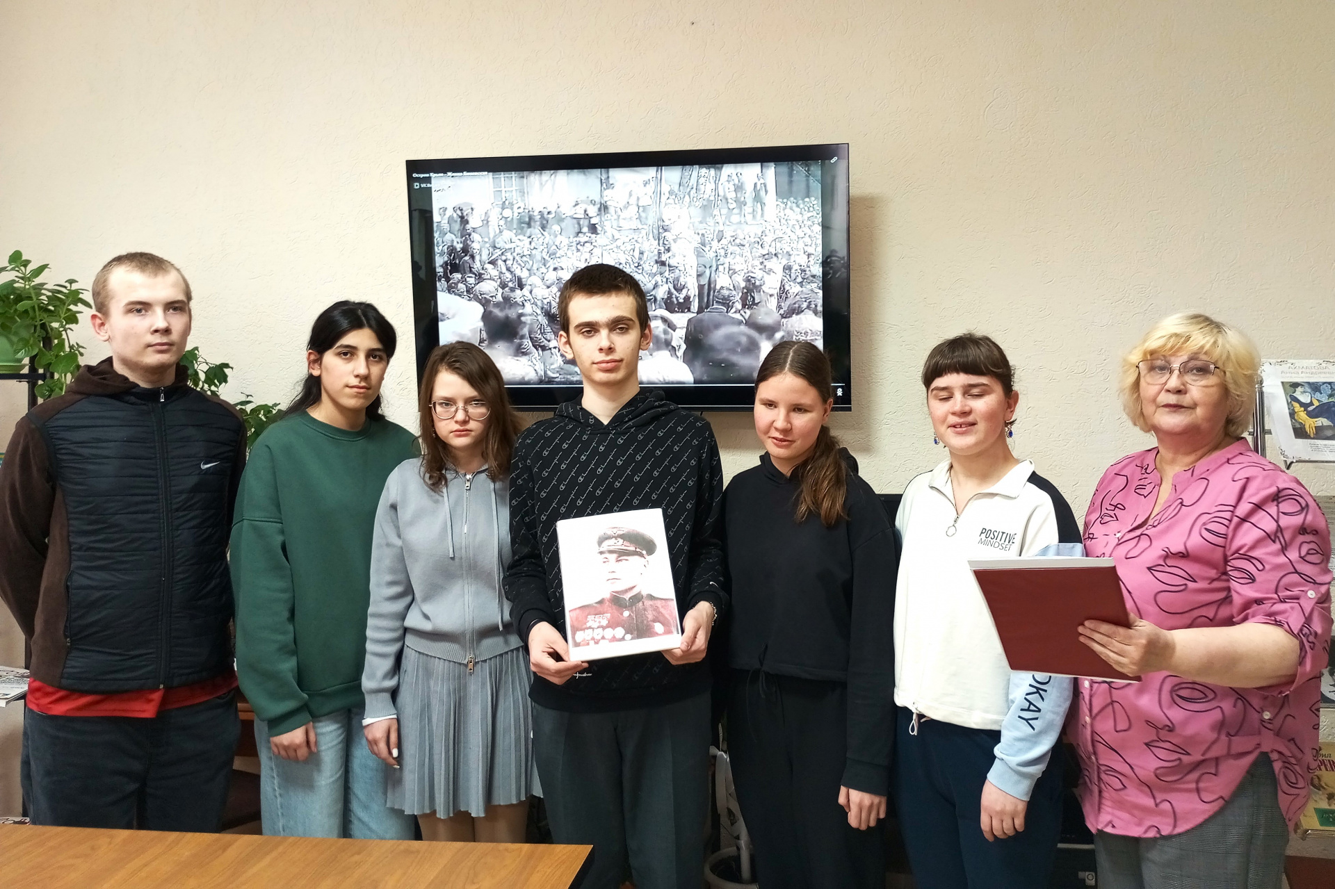 Армавирские специалисты «Чеховки» пригласили читателей на патриотический час