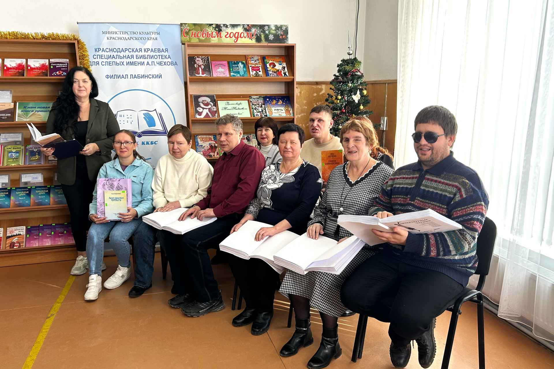 Сотрудники филиала Лабинский провели обзор книжной выставки