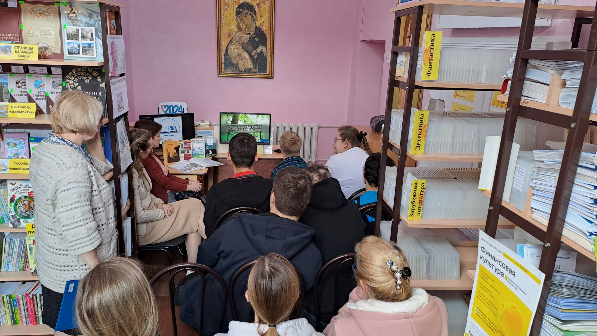 В Геленджикском филиале провели литературную видеоэкскурсию «Человек создан для счастья» 
