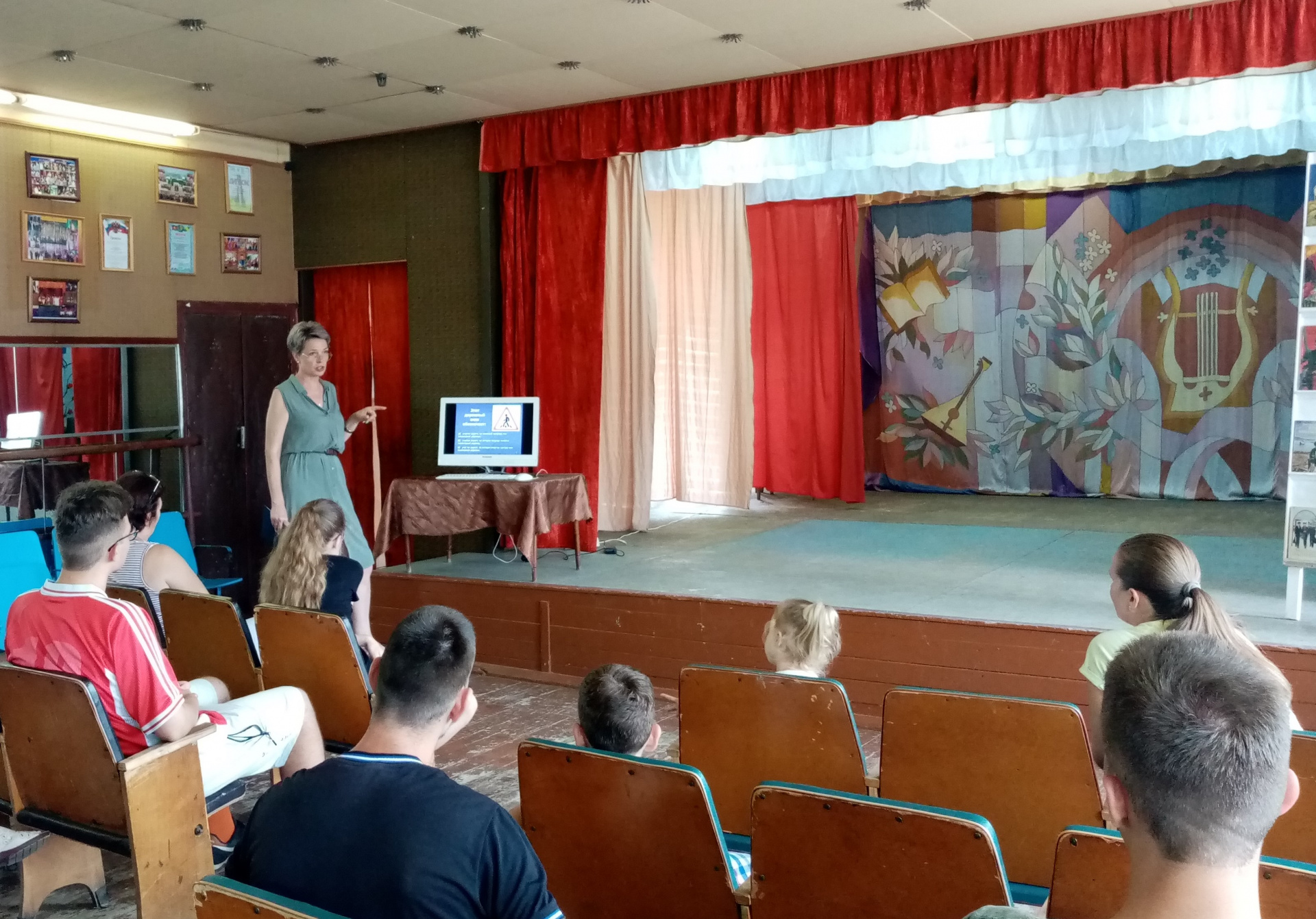    Юные читатели Ейского филиала отправились в «Путешествие в страну дорожных знаков»   
