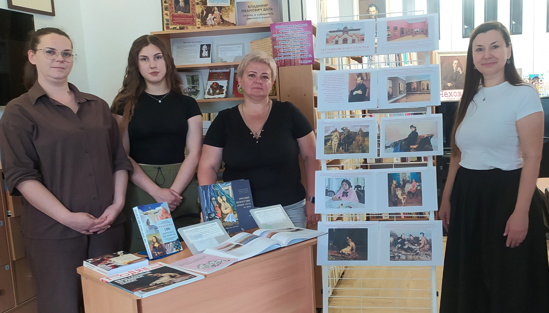 В филиале Армавирский организовали фотовыставку «Прогулки по Третьяковской галерее»