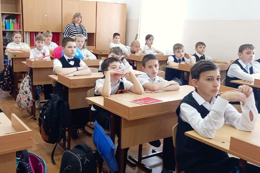 Ейские школьники посетили патриотический час 
