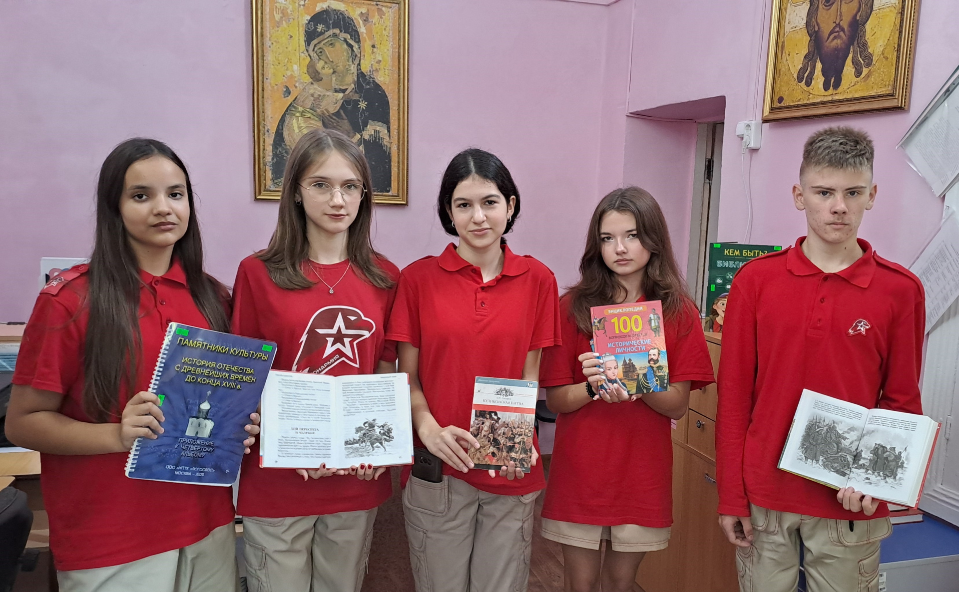 В Геленджикском филиале представили книжную выставку «Нашей истории строки»
