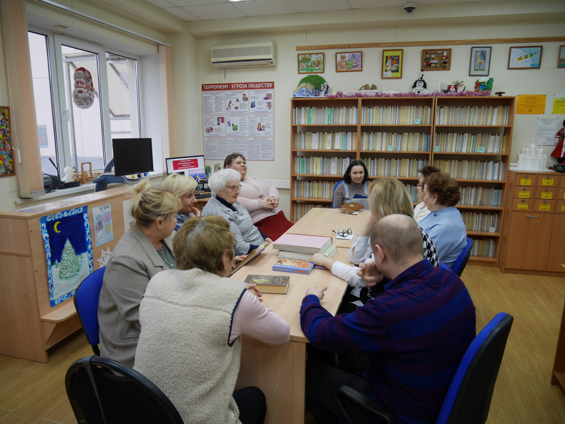 В отделе делового и досугового чтения состоялось заседание клуба «Книгочеи» 