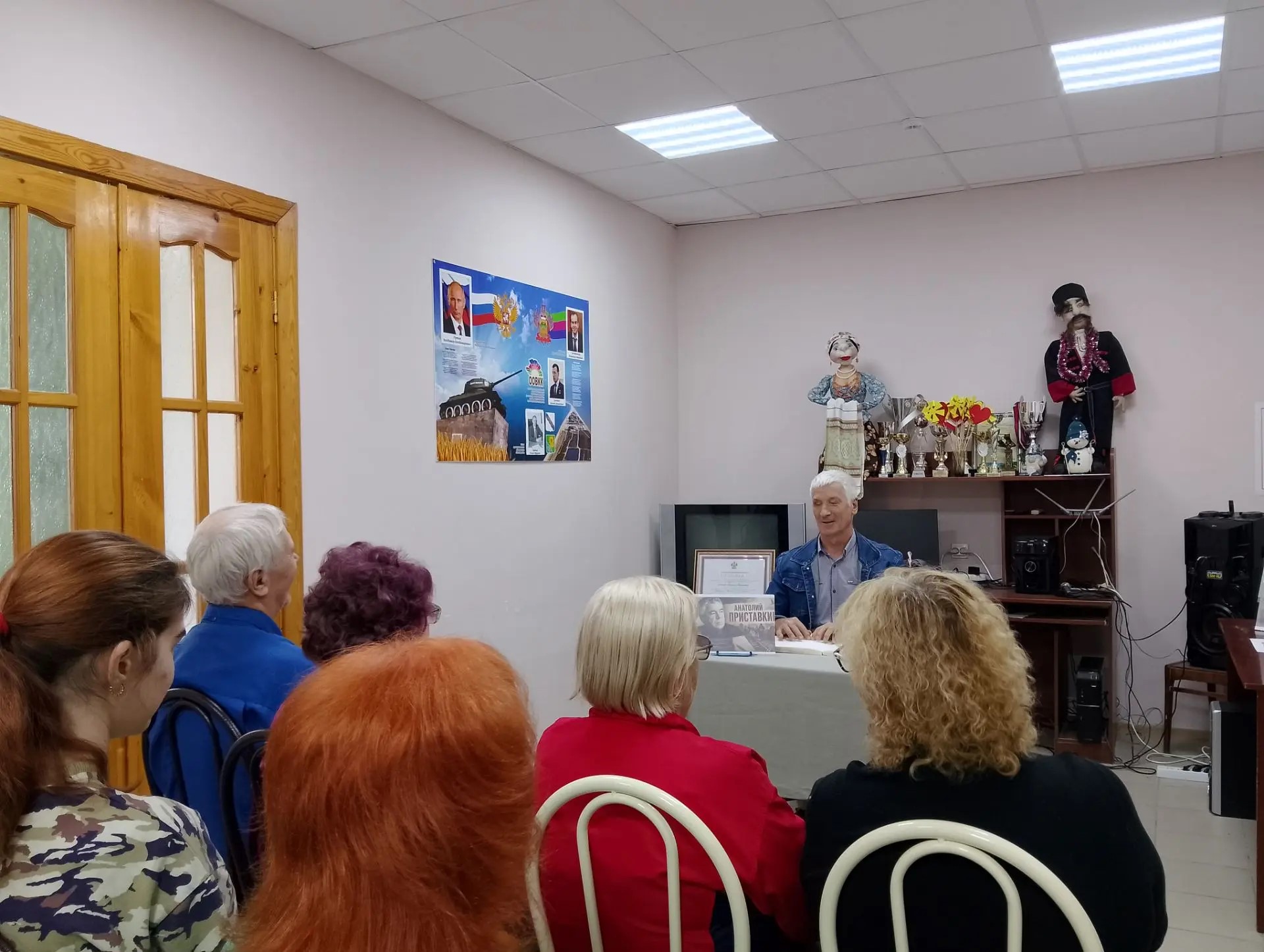 В филиале Ейский провели литературный час «Душа воспрянет тучкой золотою…»