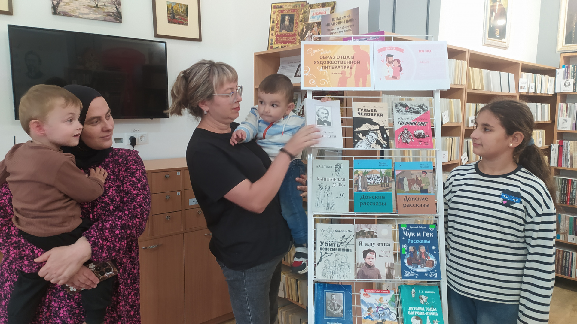 В филиале Армавирский провели книжную выставку «Образ отца в художественной литературе»