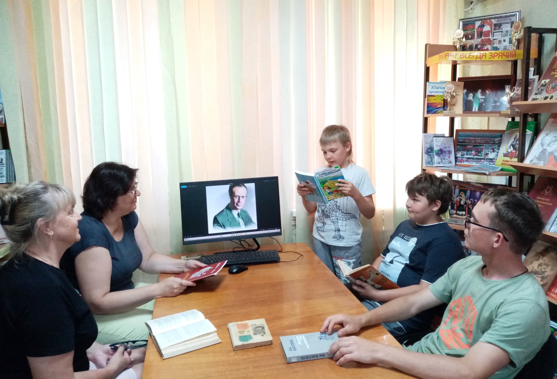 В филиале Ейский провели литературный вернисаж «Необъятный мир Льва Кассиля» 