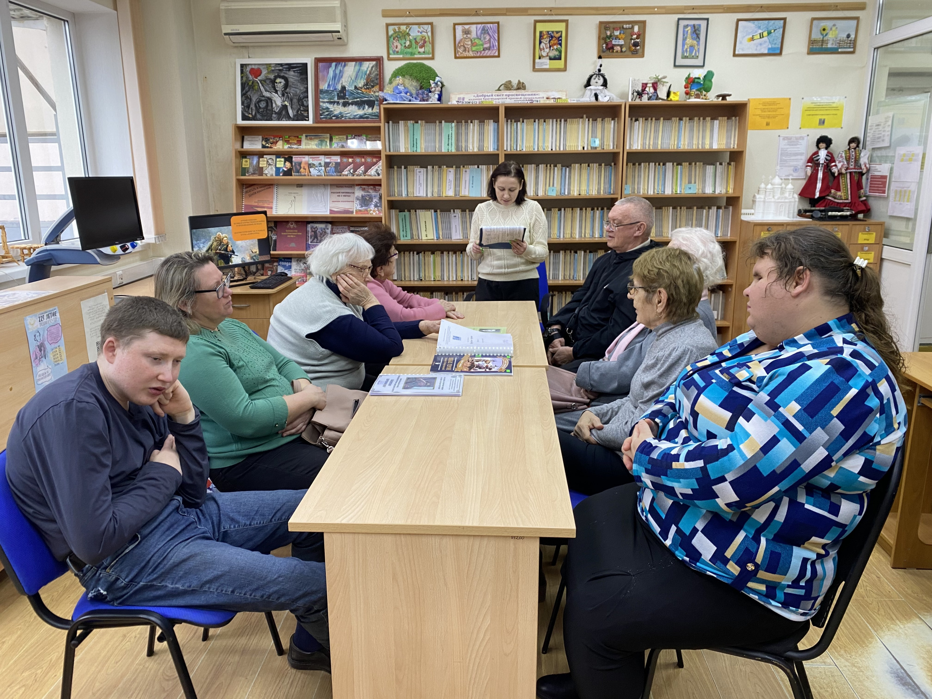 В отделе делового и досугового чтения состоялось заседание клуба «Книгочеи»