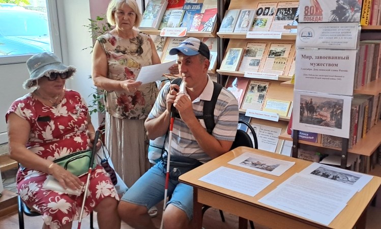 В филиале Геленджикский провели иллюстративный обзор выставки «Мир, завоёванный мужеством»